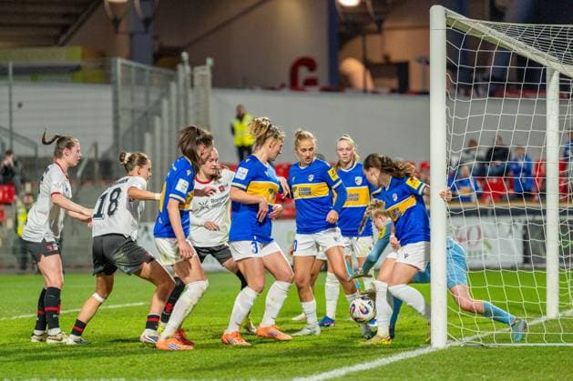 Corner, fumble in front of goal, Jasmin Janning FC Carl Zeiss Jena, 01 grabs Bayer 04 Leverkusen vs FC Carl Zeiss Jena, Football, Google Pixel Womens Bundesliga, Matchday 21, Season 2025 26, 22 03 2026, Bayer 04 Leverkusen vs FC Carl Zeiss Jena, Football, Google Pixel Womens Bundesliga, Matchday 21, Season 2025 26, 22 03 2026 Leverkusen Copyright: xEibner-Pressefoto LukasxBaldygax EP_LBA