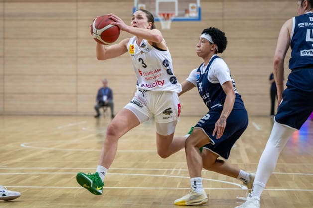 Toyota DBBL 2025 2026 Syntainics MBC vs TK Hannover Luchse Halle Saale, Germany 22 March 2026 Pictured from left Lovisa Hjern Hannover and Liz Smith Halle Halle Saale swh Arena Sachsen Anhalt Germany