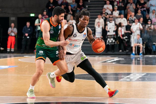 Sport Bilder des Tages Leonard Thorpe Jr. (Veolia Towers Hamburg, 02) im Zweikampf mit Behnam Yakhchali Dehkordi (Gladiators Trier, 08), GER, Veolia Towers Hamburg vs VET-CONCEPT Gladiators Trier, Basketball, Bundesliga, Spieltag 15, Saison 2025 2026, 22.03.2026 GER, Veolia Towers Hamburg vs VET-CONCEPT Gladiators Trier, Basketball, Bundesliga, Spieltag 15, Saison 2025 2026, 22.03.2026 Hamburg *** Leonard Thorpe Jr Veolia Towers Hamburg, 02 in duel with Behnam Yakhchali Dehkordi Gladiators Trier, 08 , GER, Veolia Towers Hamburg vs VET CONCEPT Gladiators Trier, Basketball, Bundesliga, Matchday 15, Season 2025 2026, 22 03 2026 GER, Veolia Towers Hamburg vs VET CONCEPT Gladiators Trier, Basketball, Bundesliga, Matchday 15, Season 2025 2026, 22 03 2026 Hamburg Copyright: xEibner-Pressefoto MaxxVincenx EP_MVN