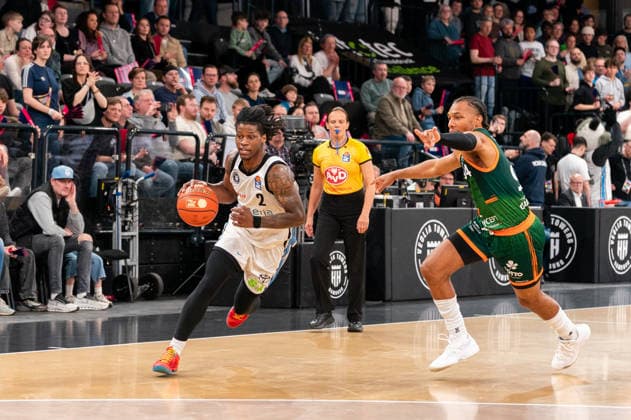 Leonard Thorpe Jr Veolia Towers Hamburg, 02 dribbling against George King Gladiators Trier, 94 , GER, Veolia Towers Hamburg vs VET CONCEPT Gladiators Trier, Basketball, Bundesliga, Matchday 15, Season 2025 2026, 22 03 2026 GER, Veolia Towers Hamburg vs VET CONCEPT Gladiators Trier, Basketball, Bundesliga, Matchday 15, Season 2025 2026, 22 03 2026 Hamburg Copyright: xEibner-Pressefoto MaxxVincenx EP_MVN