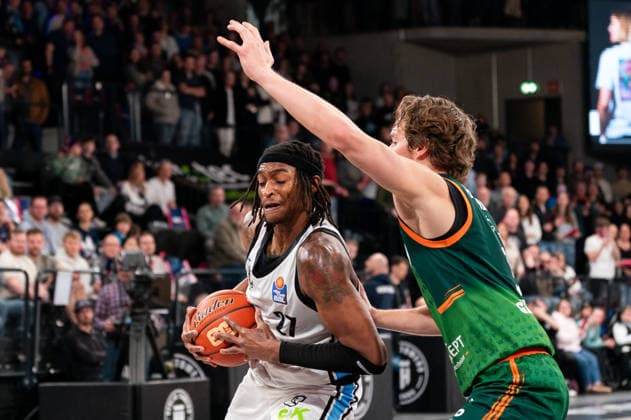 Karl Gamble Veolia Towers Hamburg, 27 in duel with Marco Hollersbacher Gladiators Trier, 09 , GER, Veolia Towers Hamburg vs VET CONCEPT Gladiators Trier, Basketball, Bundesliga, Matchday 15, Season 2025 2026, 22 03 2026 GER, Veolia Towers Hamburg vs VET CONCEPT Gladiators Trier, Basketball, Bundesliga, Matchday 15, Season 2025 2026, 22 03 2026 Hamburg Copyright: xEibner-Pressefoto MaxxVincenx EP_MVN