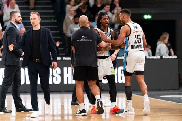 Leonard Thorpe Jr Veolia Towers Hamburg, 02 must be calmed down by Kenneth Ogbe Veolia Towers Hamburg, 25, GER, Veolia Towers Hamburg vs VET CONCEPT Gladiators Trier, Basketball, Bundesliga, Matchday 15, Season 2025 2026, 22 03 2026 GER, Veolia Towers Hamburg vs VET CONCEPT Gladiators Trier, Basketball, Bundesliga, Matchday 15, Season 2025 2026, 22 03 2026 Hamburg Copyright: xEibner-Pressefoto MaxxVincenx EP_MVN