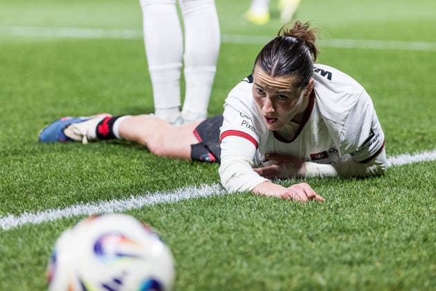 GOOGLE PIXEL Frauen Bundesliga, Bayer 04 Leverkusen FC Carl Zeiss Jena 22 03 2026 Carlotta Wamser Bayer 04 Leverkusen, 37 on the ground after duel GOOGLE PIXEL Frauen Bundesliga, Bayer 04 Leverkusen FC Carl Zeiss Jena, Leverkusen, Ulrich Haberland Stadion am 22 03 2026 DFB REGULATIONS PROHIBIT ANY USE OF PHOTOGRAPHS AS IMAGE SEQUENCES AND OR QUASI VIDEO Copyright: xBEAUTIFULxSPORTS Wunderlx