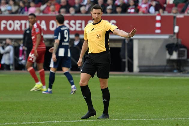 Referee Eric Weisbach gestures gestures gestures 22 03 2026 ¢ Soccer ¢ Fortuna Duesseldorf vs Hertha BSC, Merkur Spiel Arena, Duesseldorf, DFB DFL REGULATIONS PROHIBIT ANY USE OF PHOTOGRAPHS AS IMAGE SEQUENCES AND OR QUASI VIDE Copyright: xpepphotox xSaschaxWeizx pep00321, pep_20260322_hm_317343