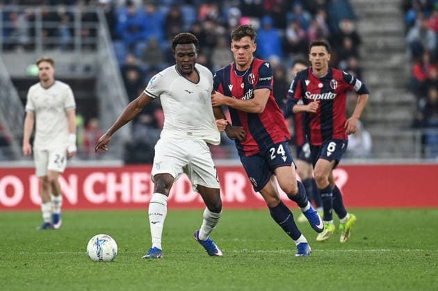 CALCIO - Serie A - Bologna FC vs SS Lazio Dele Bashiru Fisayo (SS Lazio) in action hindered by Thijs Dallinga (Bologna Fc) during Bologna FC vs SS Lazio, Italian soccer Serie A match in Bologna, Italy, March 22 2026 Bologna Italy  Copyright: xIPAxSport ABACAx