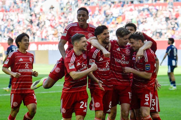 The team of Duesseldorf jubilation joy emotion goal celebration goal scorer Linus Gechter, own goal 22 03 2026 ¢ Soccer ¢ Fortuna Duesseldorf vs Hertha BSC, Merkur Spiel Arena, Duesseldorf, DFB DFL REGULATIONS PROHIBIT ANY USE OF PHOTOGRAPHS AS IMAGE SEQUENCES AND OR QUASI VIDE Copyright: xpepphotox xSaschaxWeizx pep00321, pep_20260322_hm_316166