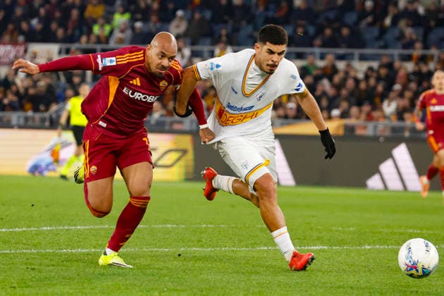 March 22, 2026, Rome, ITALY: (L-R) AS Roma s Donyell Malen, Lecce™s Danilo Veiga during the Italian Serie A soccer match between AS Roma and US Lecce at the Olimpico stadium in Rome, Italy 22 March 2026. ANSA FABIO FRUSTACI. Serie A: Roma Vs Lecce  - ZUMAa110 20260322_zaf_a110_108 Copyright: xFabioxFrustacix