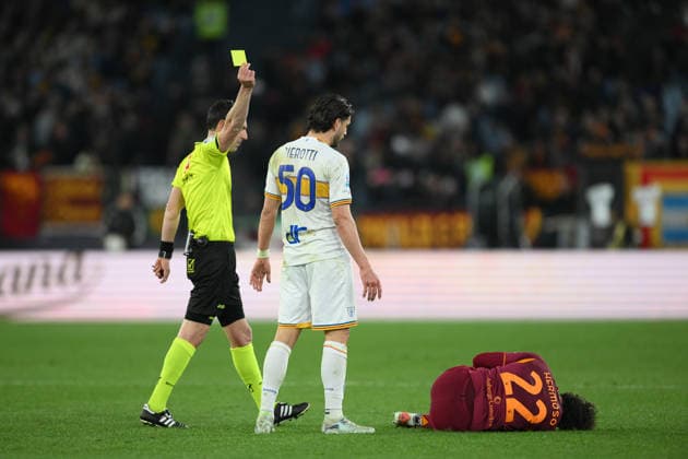 22nd March 2026, Stadio Olimpico, Rome, Italy; Serie A Football; Roma versus Lecce; referee Sacchi Juan Luca issues a yellow card to Santiago Pierotti of US Lecce  AllShotLive Content restricted for UK based newspaper