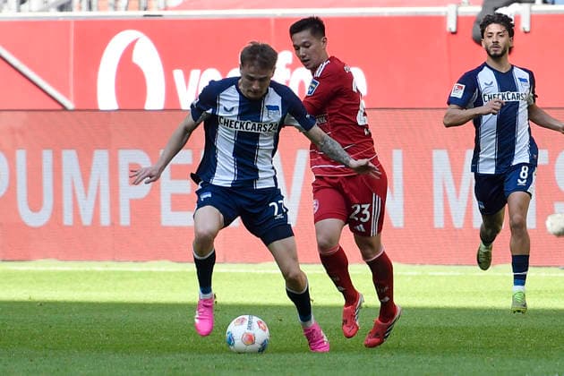 from left in duel Marten Winkler BSC 22 Shinta Appelkamp Duesseldorf 23 22 03 2026 ¢ Soccer ¢ Fortuna Duesseldorf vs Hertha BSC, Merkur Spiel Arena, Duesseldorf, DFB DFL REGULATIONS PROHIBIT ANY USE OF PHOTOGRAPHS AS IMAGE SEQUENCES AND OR QUASI VIDE Copyright: xpepphotox xSaschaxWeizx pep00321, pep_20260322_hm_316782