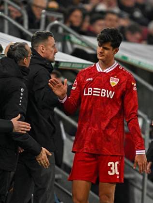 22 03 2026, Soccer 1 Bundesliga 2025 2026, Matchday 27, FC Augsburg VfB Stuttgart, in der WWK Arena Augsburg Chema Andres Stuttgart walks out of the match DFL and DFB regulations prohibit any use of photographs as image sequences and or quasi video
