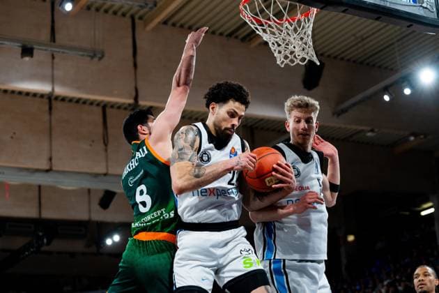 Game action with Devon Daniels 21 Veolia Towers Hamburg and Zsombor Maronka 5 Veolia Towers Hamburg against Behnam Yakhchali Dehkordi 8 Gladiators Trier under the basket Handball Men Daikin HBL Handball Sport Verein Hamburg vs VET CONCEPT GLADIATORS TRIER Copyright: xPhilippHeistx