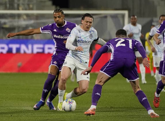 Fiorentina™s Cher Ndour fight for the ball with Inter™s Piotr Zielinski during the Serie A soccer match between Fiorentina and Inter at the Artemio Franchi stadium in Florence, center of Italy - Sunday , March 22, 2026. - Soccer  Copyright: xMarcoxBucco LaxPressex
