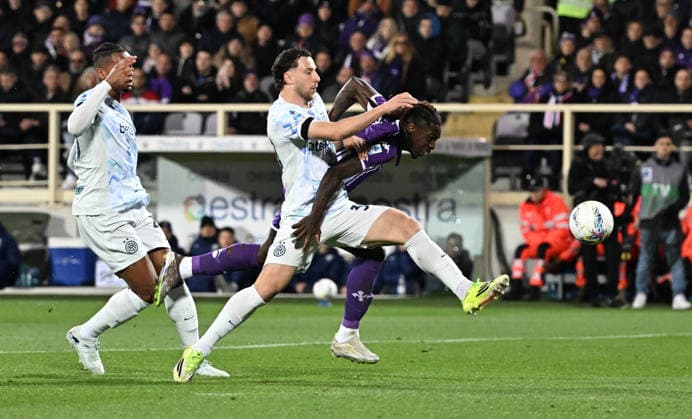 March 22, 2026, Florence, Italy: Inter s midfielder Carlos Augusto (front) in action against Fiorentina s foward Moise Kean (back) during the Italian serie A soccer match ACF Fiorentina vs Inter FC at Artemio Franchi Stadium in Florence, Italy, 22 March 2026.ANSA CLAUDIO GIOVANNINI. ACF Fiorentina Vs Inter FC  - ZUMAa110 20260322_zaf_a110_110 Copyright: xClaudioxGiovanninix
