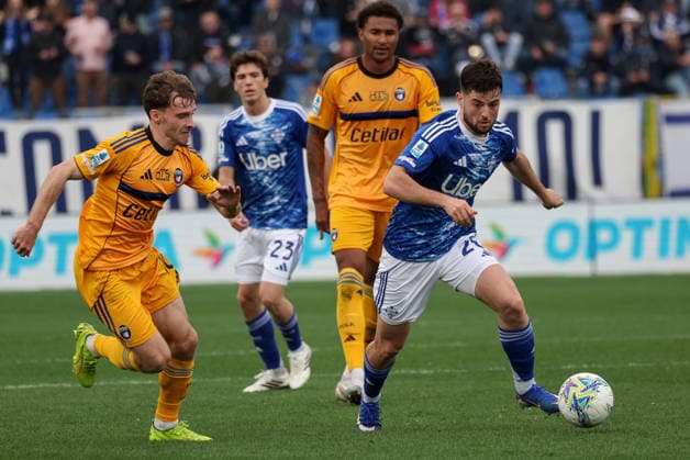 Foto IPP Donato Marmo, Como, 22-03-2026 Calcio Campionato di Serie A 2025 2026, Como-Pisa Nella foto Martin Baturina del Como in azione contro Matteo Tramoni del Pisa (sinistra). Italy Photo Press World Copyright. italy ITALY  Copyright: xR4924_italyphotopressx