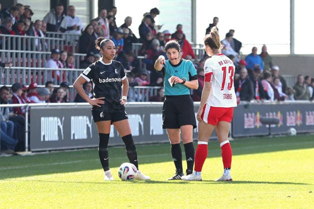 Google Pixel Womens Bundesliga, RB Leipzig SC Freiburg 22 03 2026 Referee Dr Riem Hussein in conversation with Sandra Starke 13, RB Leipzig Football, Google Pixel Womens Bundesliga, Season 2025 2026, 21 Matchday RB Leipzig vs SC Freiburg on 22 03 2026, Training Center Cottaweg, Leipzig DFB REGULATIONS PROHIBIT ANY USE OF PHOTOGRAPHS AS IMAGE SEQUENCES AND OR QUASI VIDEO Copyright: xBEAUTIFULxSPORTS JanxKaeferx