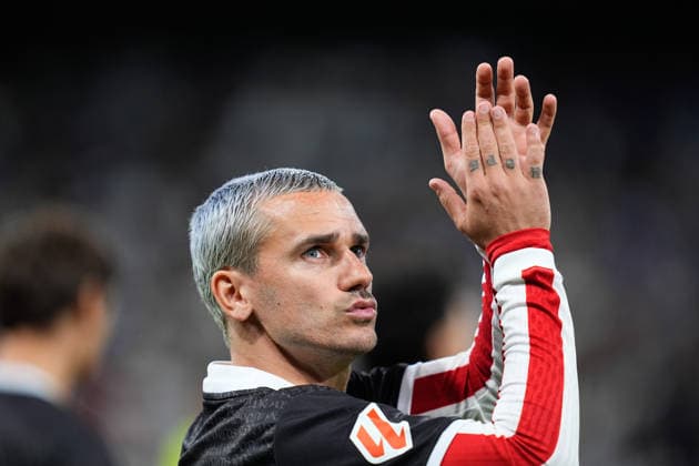 March 22, 2026, Madrid, Madrid, Spain: Antoine Griezmann of Atletico de Madrid greets the supporters during the Spanish League, LaLiga EA Sports, football match played between Real Madrid and Atletico de Madrid at Bernabeu stadium on March 22, 2026, in Madrid, Spain. Real Madrid V Atletico De Madrid - LaLiga EA Sports  - ZUMAa181 20260322_zaa_a181_217 Copyright: xDennisxAgyemanx