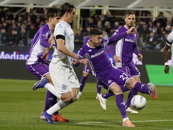Fiorentina™s Robin Gosens fight for the ball with Inter™s Pio Esposito during the Serie A soccer match between Fiorentina and Inter at the Artemio Franchi stadium in Florence, center of Italy - Sunday , March 22, 2026. - Soccer  Copyright: xMarcoxBucco LaxPressex