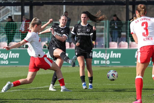 Google Pixel Womens Bundesliga, RB Leipzig SC Freiburg 22 03 2026 Shooting opportunity for Alina Axtmann 3, SC Freiburg , Julia Landenberger 21, RB Leipzig tries to clear Football, Google Pixel Womens Bundesliga, Season 2025 2026, 21 Matchday RB Leipzig vs SC Freiburg on 22 03 2026, Training Center Cottaweg, Leipzig DFB REGULATIONS PROHIBIT ANY USE OF PHOTOGRAPHS AS IMAGE SEQUENCES AND OR QUASI VIDEO Copyright: xBEAUTIFULxSPORTS JanxKaeferx