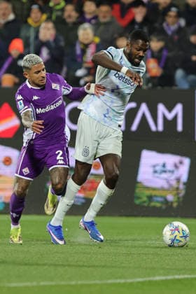 ACF Fiorentina v FC Internazionale - Campionato Serie A Domilson Cordeiro Dos Santos Dodo of ACF Fiorentina and Marcus Thuram of FC Inter,battle for the ball during the Italian Serie A football match between ACF Fiorentina and FC Internazionale ,on March 22 ,2026 at the Artemio-Franchi stadium in Florence. Firenze FI Italy  Copyright: xAndreaxMartinix originalFilename:martini-acffiore260322_np9bn.jpg