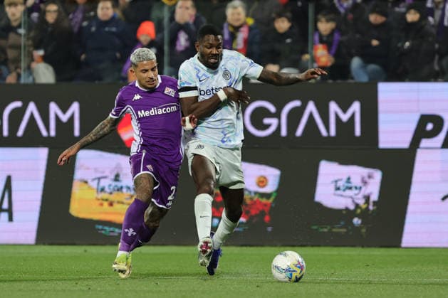ACF Fiorentina v FC Internazionale - Campionato Serie A Domilson Cordeiro Dos Santos Dodo of ACF Fiorentina and Marcus Thuram of FC Inter,battle for the ball during the Italian Serie A football match between ACF Fiorentina and FC Internazionale ,on March 22 ,2026 at the Artemio-Franchi stadium in Florence. Firenze FI Italy  Copyright: xAndreaxMartinix originalFilename:martini-acffiore260322_npk0v.jpg