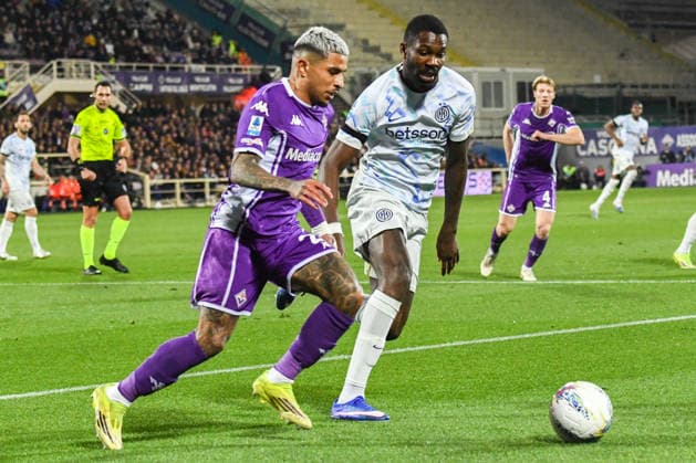 Domilson Cordeiro Dos Santo Dodo (Fiorentina) fights for the ball against Marcus Lilian Thuram Ulien (Inter) during ACF Fiorentina vs Inter - FC Internazionale, Italian soccer Serie A match in Florence, Italy, March 22 2026  Copyright: xFabioxFagiolini IPAxSportx xipa-agency.netx xx IPA_73310959 IPA_Agency_IPA73310959
