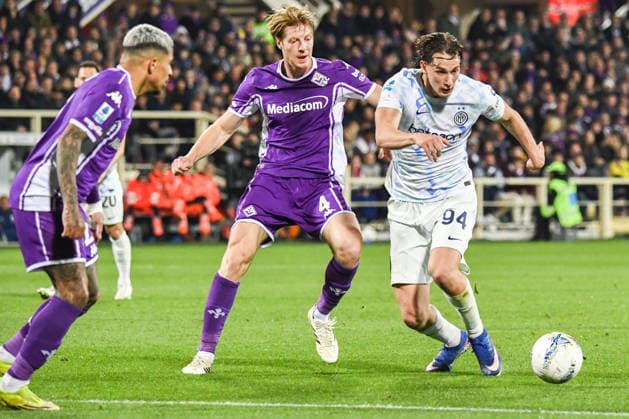 Francesco Pio Esposito (Inter) thwarted by Marco Brescianini (Fiorentina) during ACF Fiorentina vs Inter - FC Internazionale, Italian soccer Serie A match in Florence, Italy, March 22 2026  Copyright: xFabioxFagiolini IPAxSportx xipa-agency.netx xx IPA_73311062 IPA_Agency_IPA73311062