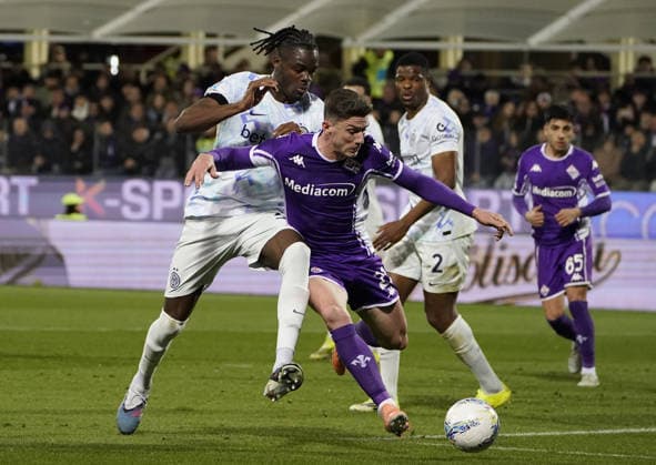 Fiorentina™s Robin Gosens fight for the ball with Inter™s Yann-Aurel Bisseck during the Serie A soccer match between Fiorentina and Inter at the Artemio Franchi stadium in Florence, center of Italy - Sunday , March 22, 2026. - Soccer  Copyright: xMarcoxBucco LaxPressex