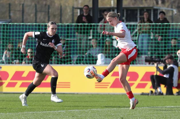 Google Pixel Womens Bundesliga, RB Leipzig SC Freiburg 22 03 2026 Marlene Müller 27, RB Leipzig in front of Alina Axtmann 3, SC Freiburg on the ball Football, Google Pixel Womens Bundesliga, Season 2025 2026, 21 Matchday RB Leipzig vs SC Freiburg on 22 03 2026, Training Center Cottaweg, Leipzig DFB REGULATIONS PROHIBIT ANY USE OF PHOTOGRAPHS AS IMAGE SEQUENCES AND OR QUASI VIDEO Copyright: xBEAUTIFULxSPORTS JanxKaeferx