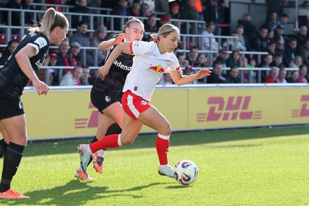 Google Pixel Womens Bundesliga, RB Leipzig SC Freiburg 22 03 2026 Gina Chmielinski 10, RB Leipzig in front of Alena Bienz 8, SC Freiburg on the ball Football, Google Pixel Womens Bundesliga, Season 2025 2026, 21 Matchday RB Leipzig vs SC Freiburg on 22 03 2026, Training Center Cottaweg, Leipzig DFB REGULATIONS PROHIBIT ANY USE OF PHOTOGRAPHS AS IMAGE SEQUENCES AND OR QUASI VIDEO Copyright: xBEAUTIFULxSPORTS JanxKaeferx