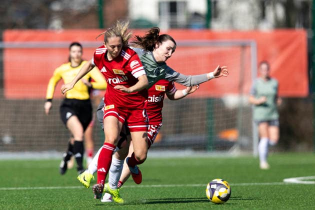 Regionalliga Nordost Frauen 1 FC Union Berlin II vs 1 FFV Erfurt Berlin 22 03 2026 Lea Schrenk 19 1 FFV Erfurt vs Silje Skaara Helgesen 2 1 FC Union Berlin II in front and Vivien Angelina Stibal 19 1 FC Union Berlin II behind Regionalliga Nordost Frauen 1 FC Union Berlin II vs 1 FFV Erfurt Trainingszentrum Oberspree KR1 22 03 2026 Copyright: xBEAUTIFULxSPORTS Duehringx