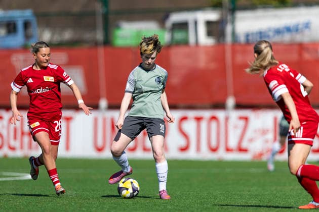 Regionalliga Nordost Frauen 1 FC Union Berlin II vs 1 FFV Erfurt Berlin 22 03 2026 Thekla Freywald 20 1 FFV Erfurt vs Leonie Sophie Köster 26 1 FC Union Berlin II left and Silje Skaara Helgesen 2 1 FC Union Berlin II right Regionalliga Nordost Frauen 1 FC Union Berlin II vs 1 FFV Erfurt Training Center Oberspree KR1 22 03 2026 Copyright: xBEAUTIFULxSPORTS Duehringx