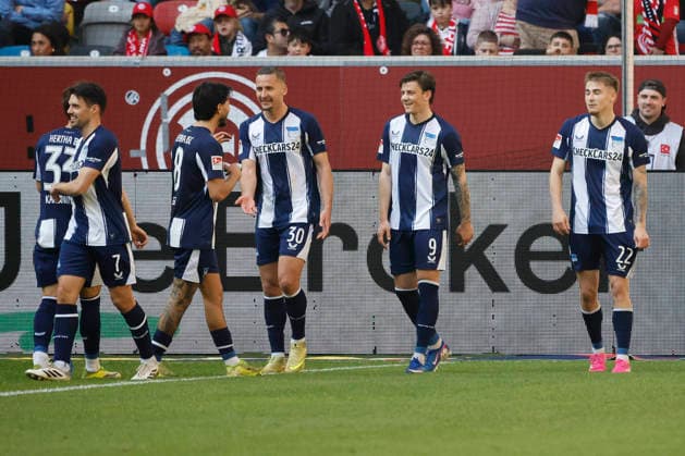 Düsseldorf , Germany, 2 Soccer Bundesliga season 2025 26 27 Matchday Fortuna Düsseldorf Hertha BSC Berlin 2 5 on 22 03 2026 at Merkur Spiel Arena in Düsseldorf Michal KARBOWNIK HBSC , Josip BREKALO HBSC , Kevin Simone SESSA HBSC , Paul SEGUIN HBSC ,Dawid KOWNACKI HBSC and Marten WINKLER HBSC from left to right celebrate the 4 1 by goalscorer Winkler right
