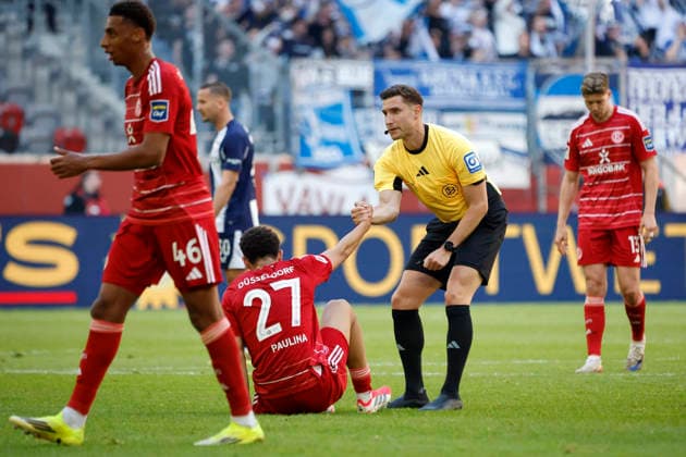 Düsseldorf , Germany, 2 Soccer Bundesliga season 2025 26 27 Matchday Fortuna Düsseldorf Hertha BSC Berlin 2 5 on 22 03 2026 at Merkur Spiel Arena in Düsseldorf Referee Eric WEISBACH helps Jordi Leander PAULINA F 95 to stand up