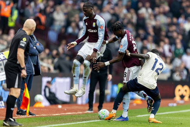 Aston Villa v West Ham United, Premier League Aston Villa forward Tammy Abraham (18) battles for possession with West Ham United defender El Hadji Malick Diouf (12) while Aston Villa midfielder Amadou Onana (24) jumps behind them during the Premier League match between Aston Villa and West Ham United at Villa Park, Birmingham, UK on 22 March 2026. Birmingham Villa Park West Midlands UK Editorial use only DataCo restrictions apply See www.football-dataco.com , Copyright: xManjitxNarotrax PSI-23950-0129