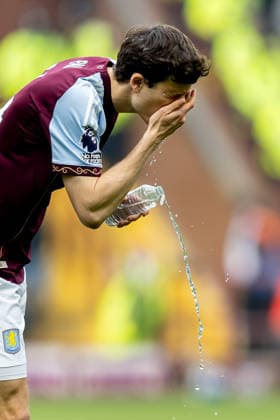 Aston Villa v West Ham United, Premier League Aston Villa defender Pau Torres (14) splashes water on face before the Premier League match between Aston Villa and West Ham United at Villa Park, Birmingham, UK on 22 March 2026. Birmingham Villa Park West Midlands UK Editorial use only DataCo restrictions apply See www.football-dataco.com , Copyright: xManjitxNarotrax PSI-23950-0143