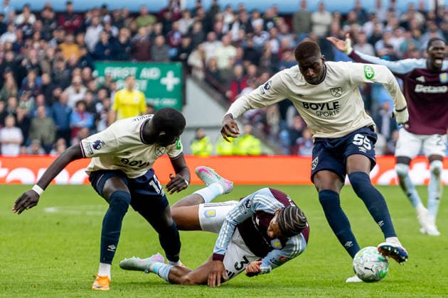 Aston Villa v West Ham United, Premier League Aston Villa midfielder Leon Bailey (31) fouled during the Premier League match between Aston Villa and West Ham United at Villa Park, Birmingham, UK on 22 March 2026. Birmingham Villa Park West Midlands UK Editorial use only DataCo restrictions apply See www.football-dataco.com , Copyright: xManjitxNarotrax PSI-23950-0166