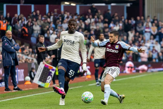 Aston Villa v West Ham United, Premier League West Ham United midfielder Mohamadou Kante (55) plays a pass during the Premier League match between Aston Villa and West Ham United at Villa Park, Birmingham, UK on 22 March 2026. Birmingham Villa Park West Midlands UK Editorial use only DataCo restrictions apply See www.football-dataco.com , Copyright: xManjitxNarotrax PSI-23950-0167