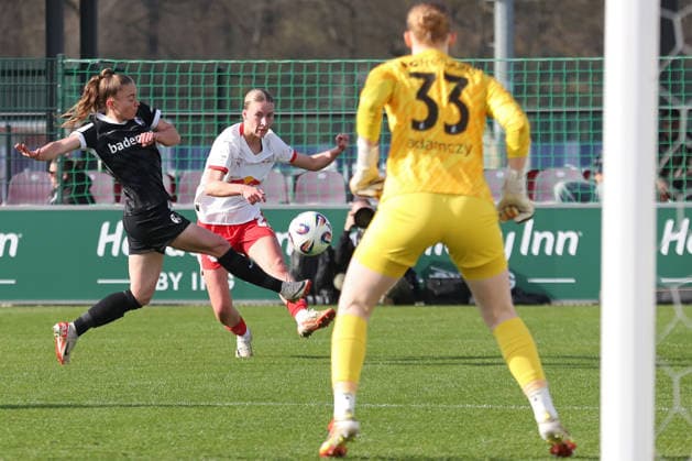 Google Pixel Womens Bundesliga, RB Leipzig SC Freiburg 22 03 2026 Marlene Müller 27, RB Leipzig comes against Lisa Kolb 22, SC Freiburg to shoot Football, Google Pixel Womens Bundesliga, Season 2025 2026, 21 Matchday RB Leipzig vs SC Freiburg on 22 03 2026, Training Center Cottaweg, Leipzig DFB REGULATIONS PROHIBIT ANY USE OF PHOTOGRAPHS AS IMAGE SEQUENCES AND OR QUASI VIDEO Copyright: xBEAUTIFULxSPORTS JanxKaeferx