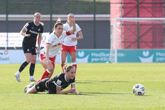 Google Pixel Womens Bundesliga, RB Leipzig SC Freiburg 22 03 2026 Sandra Starke 13, RB Leipzig vs Maj Schneider 15, SC Freiburg on the ground Football, Google Pixel Womens Bundesliga, Season 2025 2026, 21 Matchday RB Leipzig vs SC Freiburg on 22 03 2026, Training Center Cottaweg, Leipzig DFB REGULATIONS PROHIBIT ANY USE OF PHOTOGRAPHS AS IMAGE SEQUENCES AND OR QUASI VIDEO Copyright: xBEAUTIFULxSPORTS JanxKaeferx