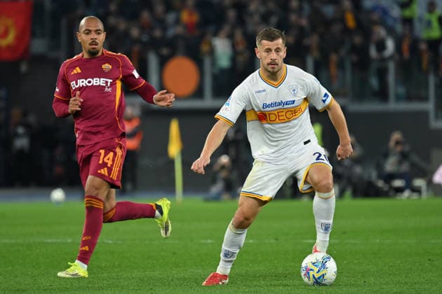 Soccer, serie A match, AS Roma v Lecce Donyell Malen of AS Roma,Ylber Ramadani of Lecce during the serie A Enilive match between AS Roma v Lecce at olimpico stadium in Rome, Italy, Mar 22nd, 2026 Imago-Images Emmefoto Copyright: xImago-Images Emmefotox