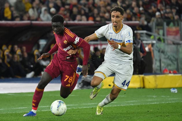 Soccer, serie A match, AS Roma v Lecce Robinio Vaz of AS Roma,Tiago Gabriel of Lecce during the serie A Enilive match between AS Roma v Lecce at olimpico stadium in Rome, Italy, Mar 22nd, 2026 Imago-Images Emmefoto Copyright: xImago-Images Emmefotox