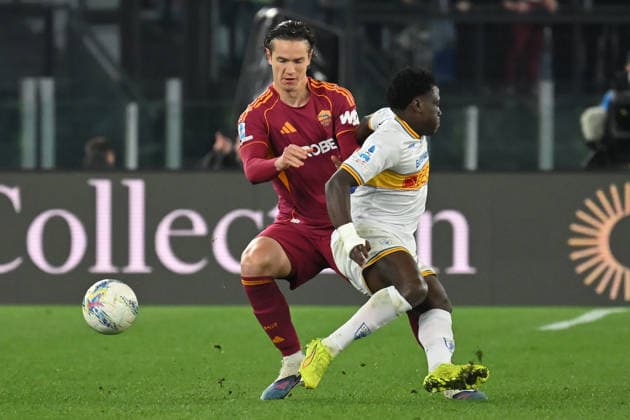 Soccer, serie A match, AS Roma v Lecce Daniele Ghilardi of AS Roma,Lameck Banda of Lecce during the serie A Enilive match between AS Roma v Lecce at olimpico stadium in Rome, Italy, Mar 22nd, 2026 Imago-Images Emmefoto Copyright: xImago-Images Emmefotox