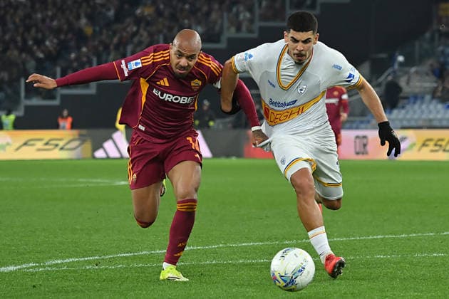 Soccer, serie A match, AS Roma v Lecce Donyell Malen of AS Roma,Danilo Veiga of Lecce during the serie A Enilive match between AS Roma v Lecce at olimpico stadium in Rome, Italy, Mar 22nd, 2026 Imago-Images Emmefoto Copyright: xImago-Images Emmefotox