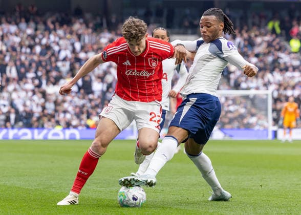 Tottenham Hotspur v Nottingham Forest, Premier League, Football, Tottenham Hotspur Stadium, London, UK - 22 Mar 2026 Ryan Yates of Nottingham Forest FC (22) is pressured by Destiny Udogie of Tottenham Hotspur (13) London Tottenham Hotspur Stadium Tottenham GBR, UK NEWSPAPERS OUT Copyright: xEllixBirchx