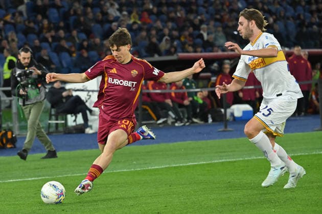 Lorenzo Venturino of AS Roma,Antonino Gallo of Lecce during the serie A Enilive match between AS Roma v Lecce at olimpico stadium in Rome, Italy, Mar 22nd, 2026 Mattia Vian  Copyright: xMattiaxVian IPAxSportx xipa-agency.netx xx IPA_73319220 IPA_Agency_IPA73319220