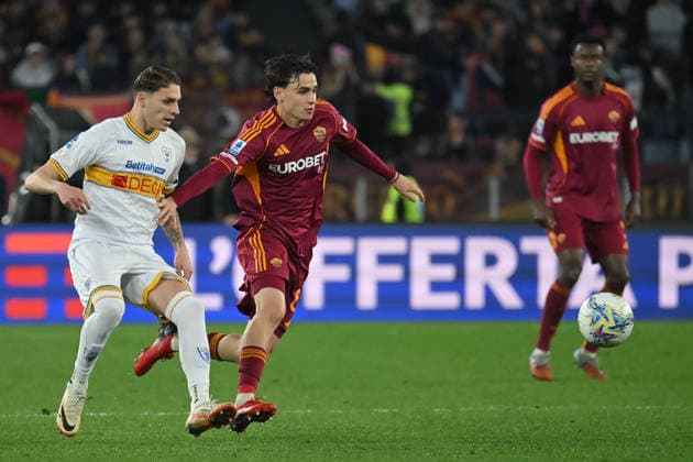Thorir Johann Helgason of Lecce,Niccolo Pisilli of AS Roma during the serie A Enilive match between AS Roma v Lecce at olimpico stadium in Rome, Italy, Mar 22nd, 2026 Mattia Vian  Copyright: xMattiaxVian IPAxSportx xipa-agency.netx xx IPA_73319230 IPA_Agency_IPA73319230