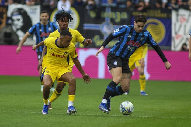 Nicola Zalewski of Atalanta BC competes for the ball with Rafik Belghali of Hellas Verona FC during Atalanta BC vs Hellas Verona, 30Â° Serie A Enilive 2025-26 game at New Balance arena in Bergamo (BG), Italy, on March 22, 2026.  Copyright: xDavidexCasentini IPAxSportx xipa-agency.netx xx IPA_73320533 IPA_Agency_IPA73320533