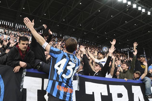 Marten De Roon of Atalanta BC with fans at the end of Atalanta BC vs Hellas Verona, 30Â° Serie A Enilive 2025-26 game at New Balance arena in Bergamo (BG), Italy, on March 22, 2026.  Copyright: xDavidexCasentini IPAxSportx xipa-agency.netx xx IPA_73320586 IPA_Agency_IPA73320586