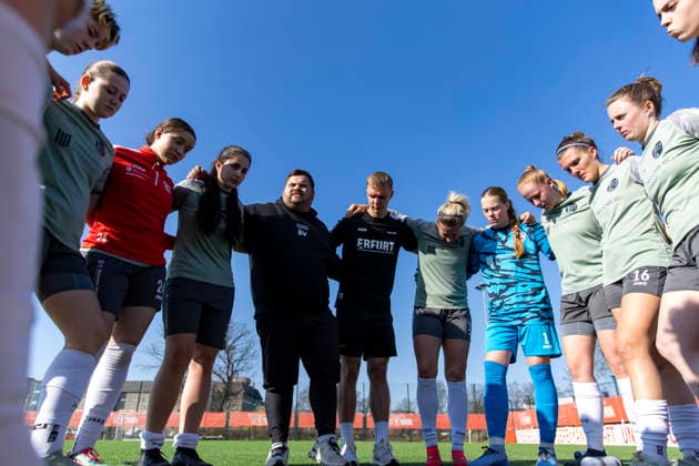 Regionalliga Nordost Frauen 1 FC Union Berlin II vs 1 FFV Erfurt Berlin 22 03 2026 Gino Heinze coach 1 FFV Erfurt left and Marlo Nehrlich right with team Regionalliga Nordost Frauen 1 FC Union Berlin II vs 1 FFV Erfurt Training Center Oberspree KR1 22 03 2026 Copyright: xBEAUTIFULxSPORTS Duehringx