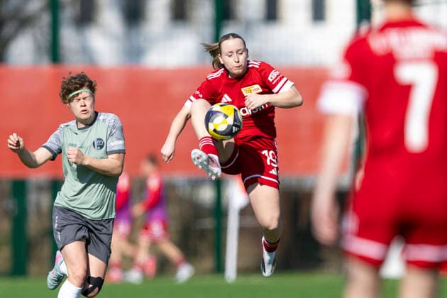 Regionalliga Nordost Frauen 1 FC Union Berlin II vs 1 FFV Erfurt Berlin 22 03 2026 Vivien Angelina Stibal 19 1 FC Union Berlin II vs Anna Mittelsdorf 7 1 FFV Erfurt Regionalliga Nordost Frauen 1 FC Union Berlin II vs 1 FFV Erfurt Trainingszentrum Oberspree KR1 22 03 2026 Copyright: xBEAUTIFULxSPORTS Duehringx
